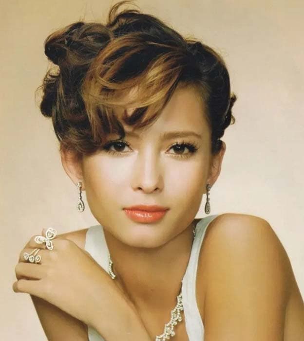 นางสาวแคทรียา บีเวอร์ ภรรยานาย เบน สมิธ