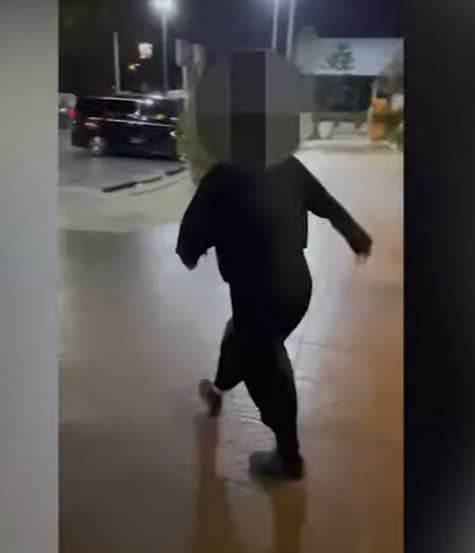 ภาพระหว่างการจับกุมตัว (2)