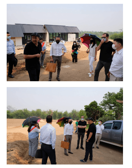 รูปที่นายวรภัคไปดูห้องวิจัยกัญชากับนายเบน สมิธ