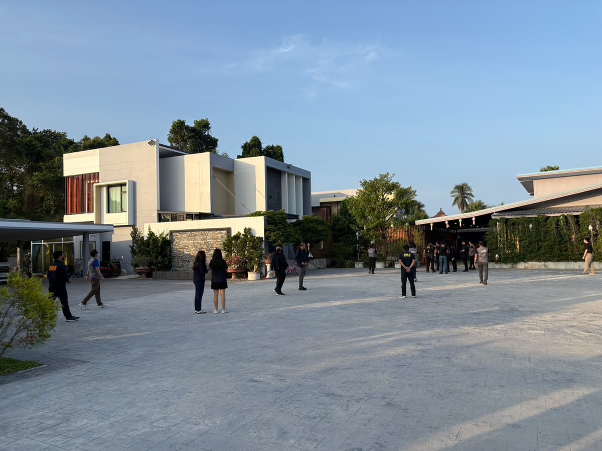 เจ้าหน้าที่ดีเอสไอปปง.นำกำลังเข้าตรวจค้น