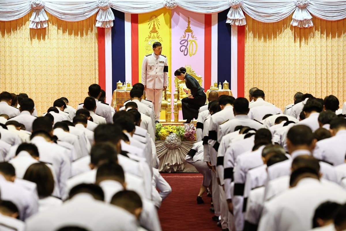S__47849ในหลวง-พระบรมราชินี เสด็จพระราชดำเนินทรงรัฐพิธีเปิดประชุมรัฐสภา506_0