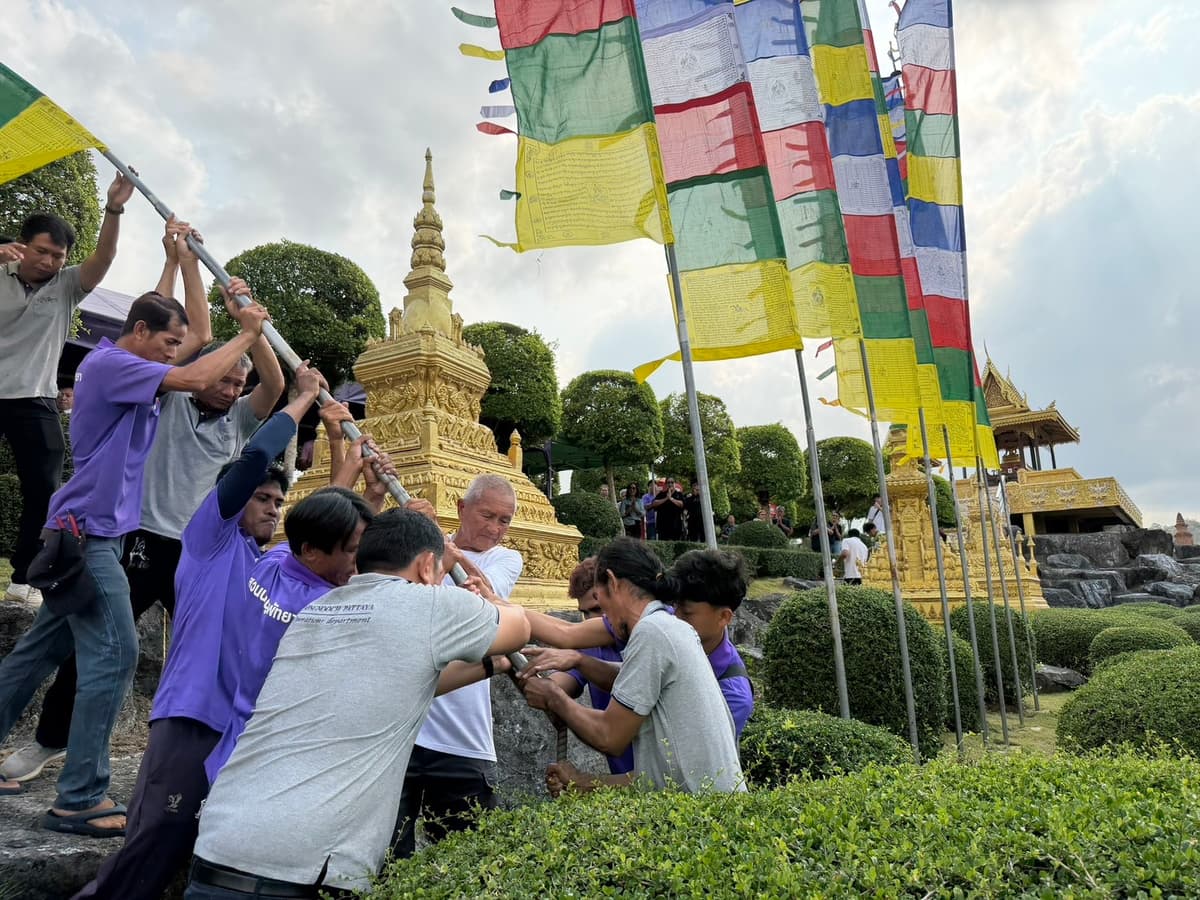 สวนนงนุชพัทยา ได้จัดพิธีเปลี่ยนธงมนตรา จำนวน 9 ต้น ในเวลา 09.00 น. สร้างบรรยากาศแปลกใหม่ให้นักท่องเที่ยวได้สัมผัส “พิธีกรรมที่มีชีวิต”