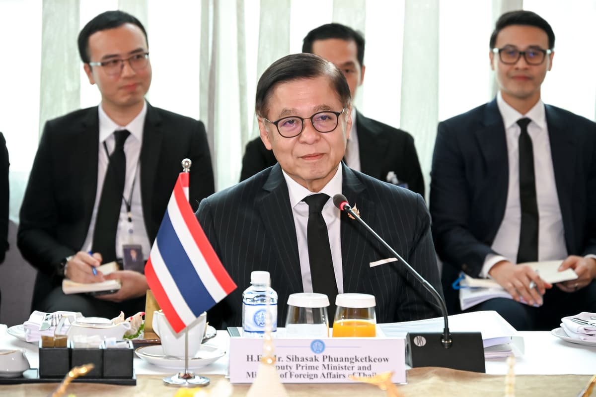 นายสีหศักดิ์ พวงเกตุแก้ว รองนายกรัฐมนตรีและรัฐมนตรีว่าการกระทรวงการต่างประเทศ