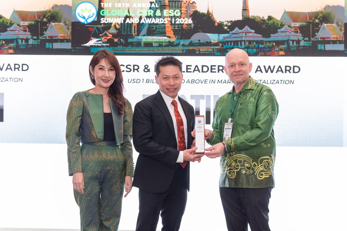 บริษัท เชฟรอนประเทศไทยสำรวจและผลิต จำกัด คว้า 4 รางวัล จาก Annual Global CSR & ESG Summit And Awards ครั้งที่ 18 สะท้อนความเป็นเลิศด้านความยั่งยืนและธรรมาภิบาลในเวทีระดับเอเชีย โดยมี นายชาทิตย์ ห้วยหงษ์ทอง ประธานกรรมการบริหาร (กลาง) และ นางสาวพรสุรีย์ กอนันทา รองประธานกรรมการบริหาร ฝ่ายกิจการองค์กร (ซ้าย) เป็นผู้แทนรับมอบรางวัลจาก นายแมทเธียส เกลเบอร์ ผู้ร่วมก่อตั้ง ESG Innovation Hub (ขวา) ณ โรงแรมพูลแมน กรุงเทพฯ จี
