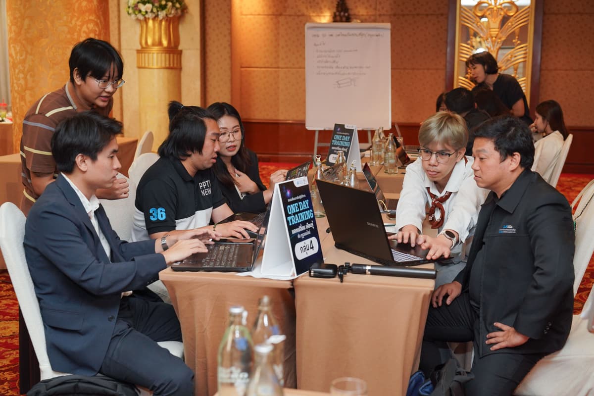 สมาชิกยังได้ร่วมทำเวิร์กช็อปร่วมกับทีมงาน Rocket Media Lab