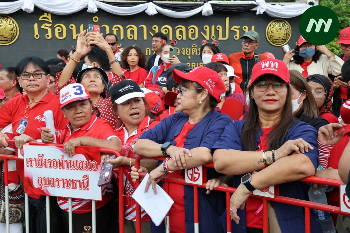 กลุ่มคนเสื้อแดงรอต้อนรับทักษิณ