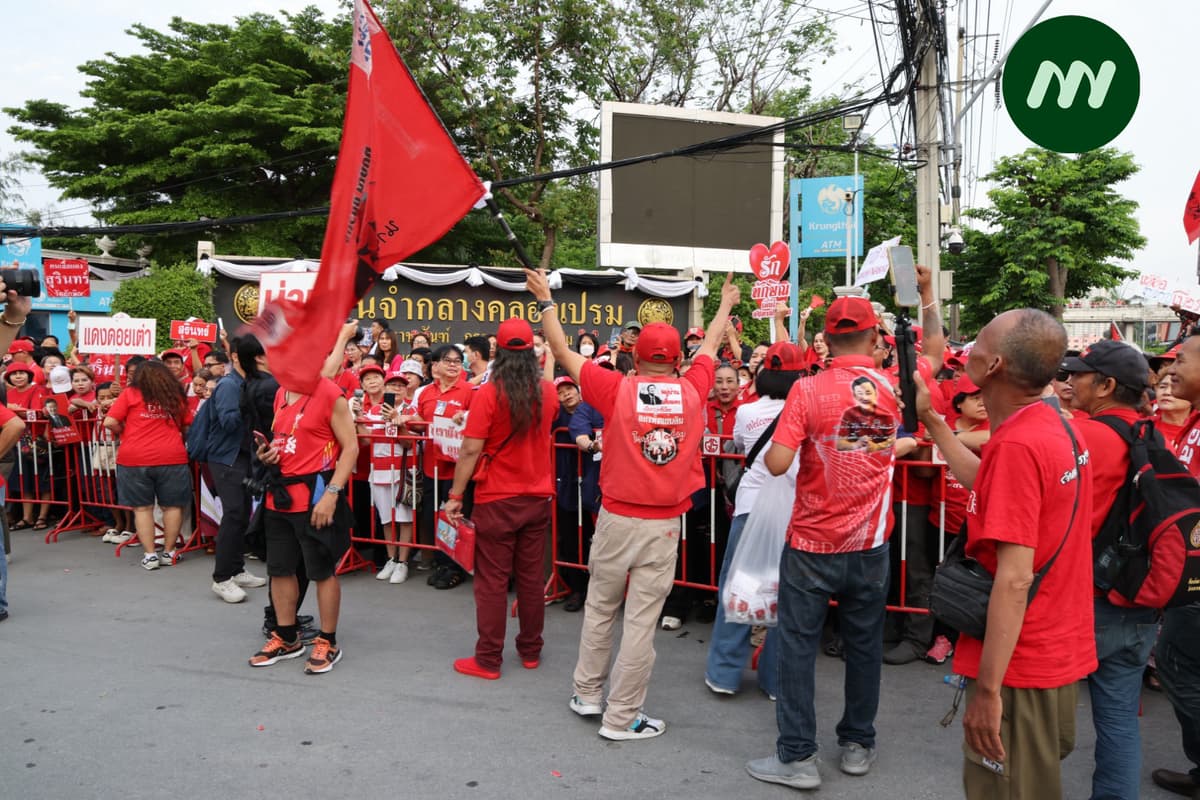 กลุ่มคนเสื้อแดงรอต้อนรับทักษิณ (2)
