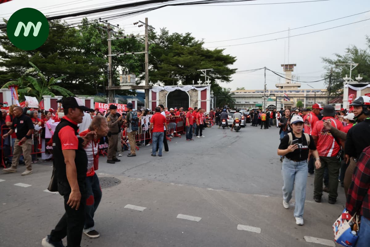 กลุ่มคนเสื้อแดงรอต้อนรับทักษิณ (4)