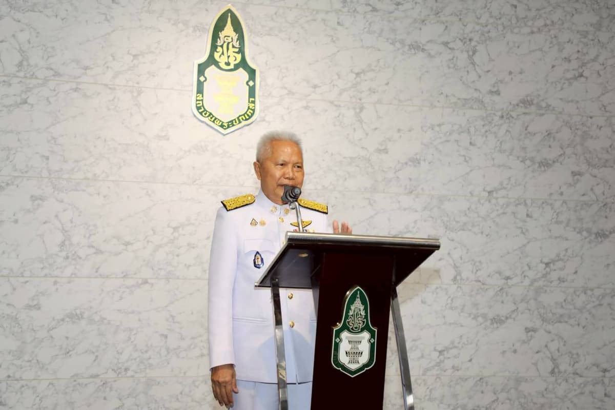 นายโสภณ ซารัมย์ ประธานรัฐสภา ในฐานะประธานสภาสถาบันพระปกเกล้า