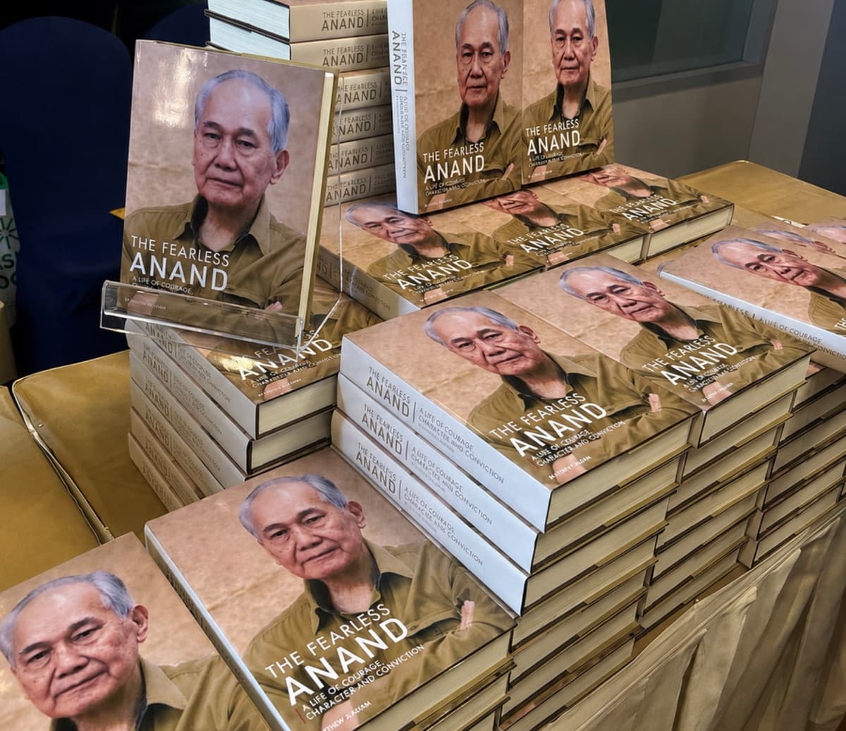 หนังสือชีวประวัติภาษาอังกฤษ “The Fearless Anand: A Life of Courage, Character and Conviction”