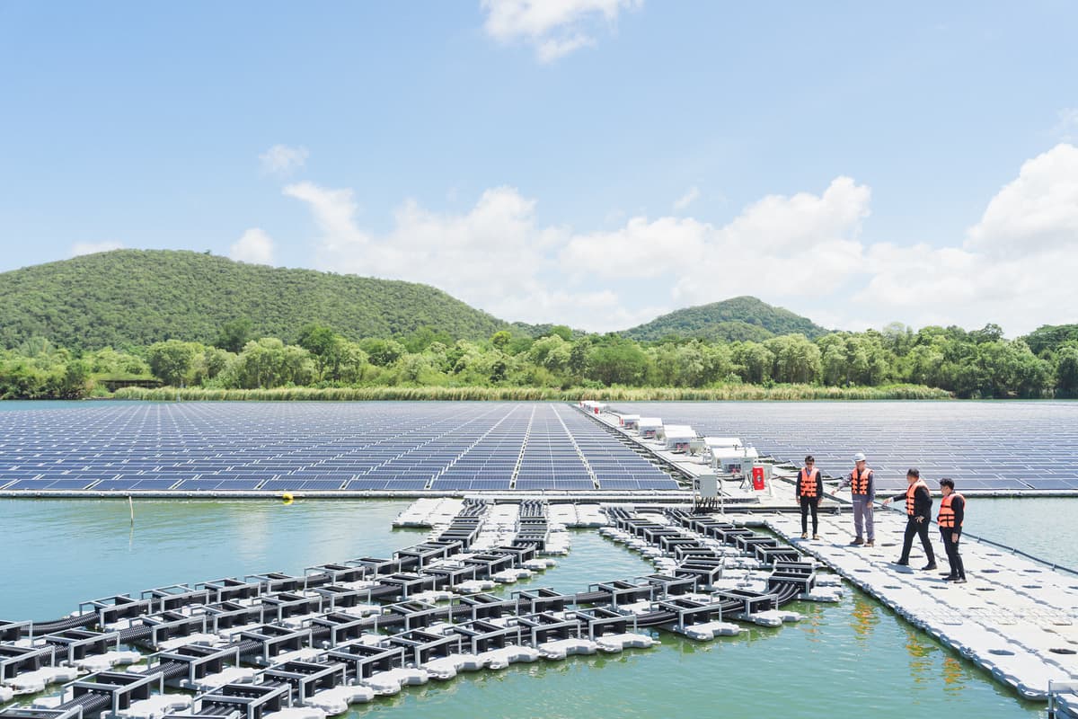 ปตท. ร่วมกับ กองทัพเรือ ติดตั้งโซลาร์บนทุ่นลอยน้ำ ผลิตไฟฟ้าจากพลังงานหมุนเวียน เสริมภารกิจความมั่นคง หนุนเป้าหมาย Net Zero ประเทศ