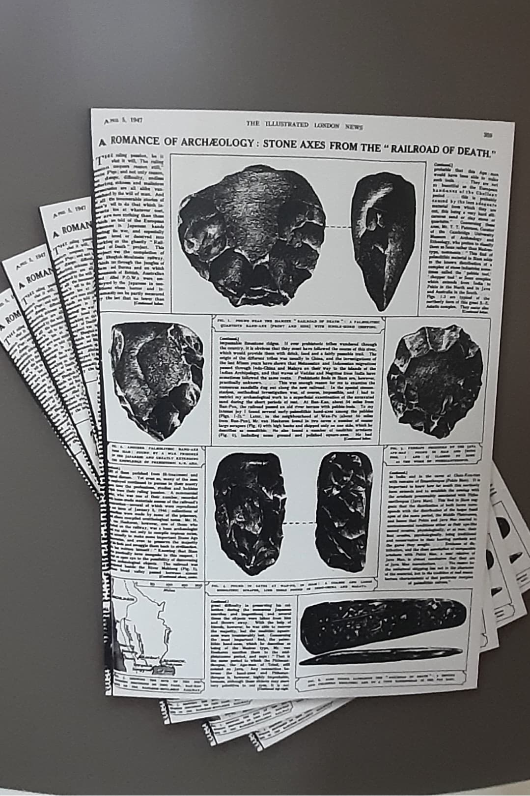 (2)	เรื่องราวการพบเครื่องมือหินของมนุษย์โบราณรวม 8 ก้อน ถูกเผยแพร่ใน The Illustrated London News ของอังกฤษ