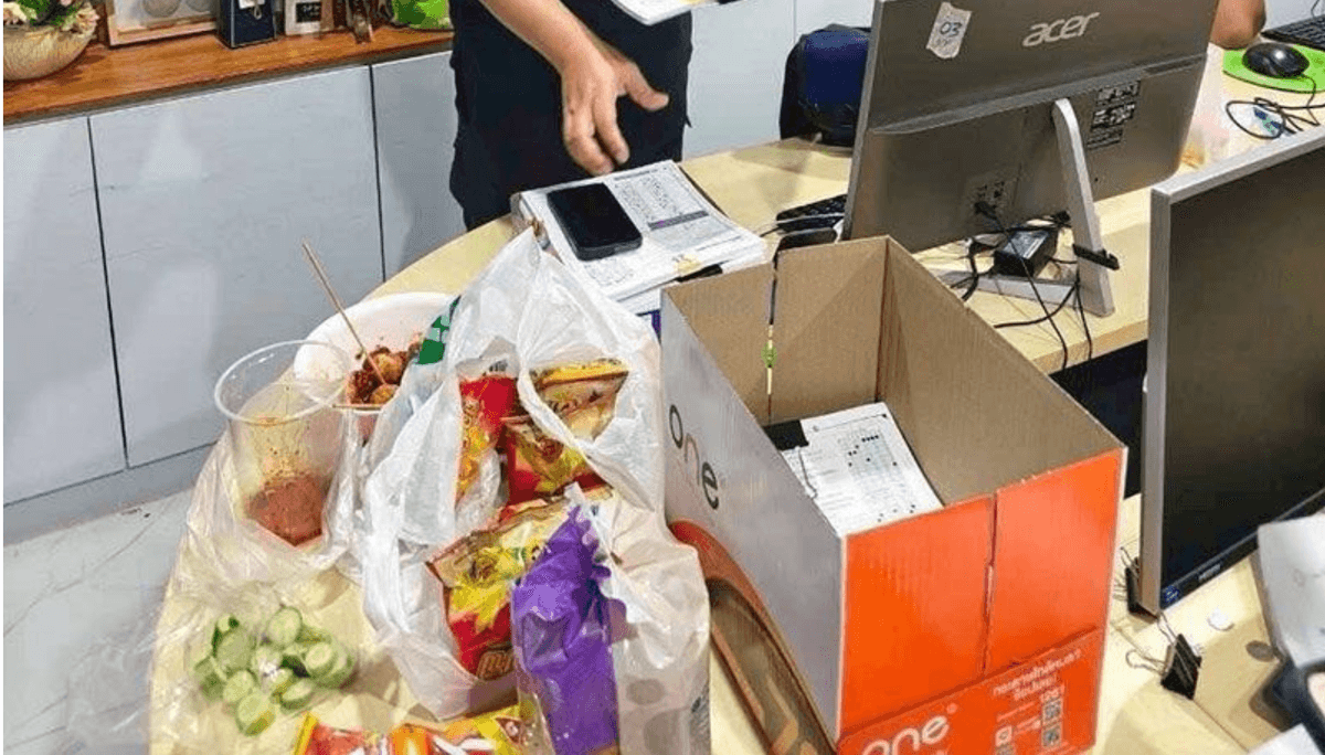 ภาพอาหารของกิน จำนวนมาก ที่มีการนำเข้าไปกินในบริษัทจ่าพิชิต