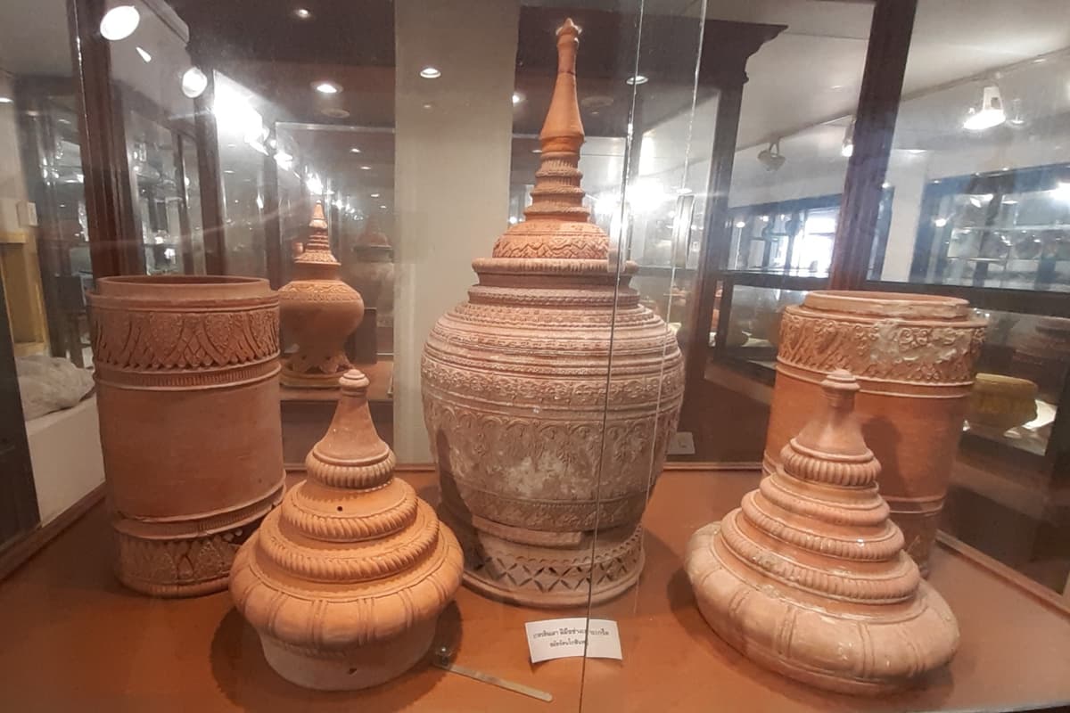 (2)	งานเครื่องปั้นดินเผาเกาะเกร็ดโดดเด่นด้วยรูปทรงงดงามและลวดลายวิจิตรจากหลากหลากเทคนิค