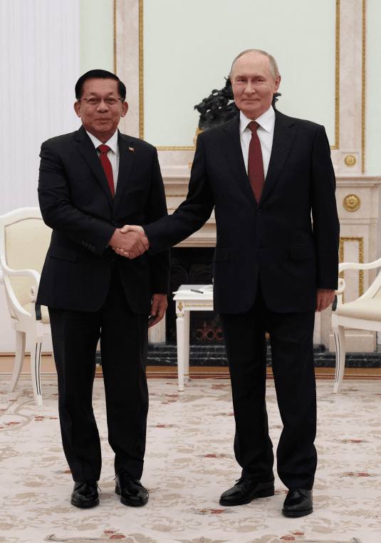 พล.อ.อาวุโส มิน อ่อง หล่าย กับประธานาธิบดีปูติน
