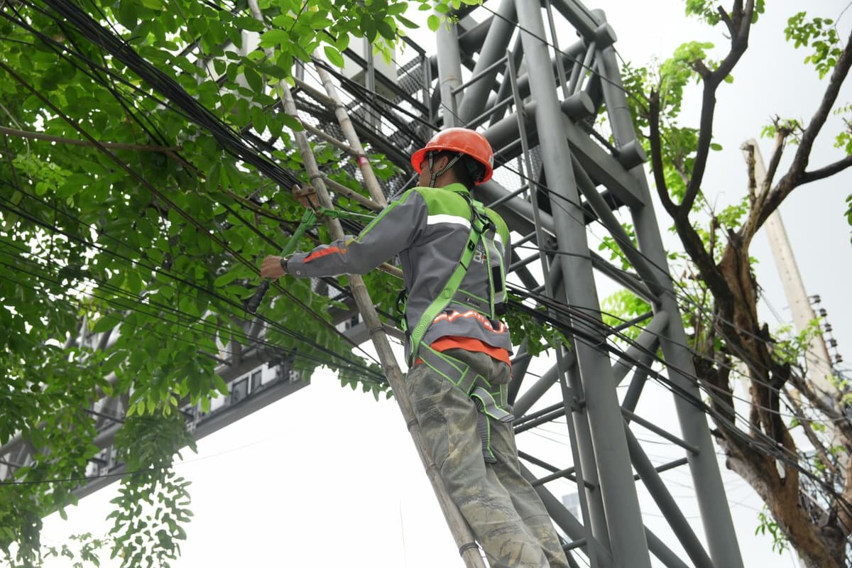 04.AIS ส่งทีมวิศวกรผนึกกำลังภาครัฐ จัดระเบียบสายสื่อสารบนถนนพระราม 4