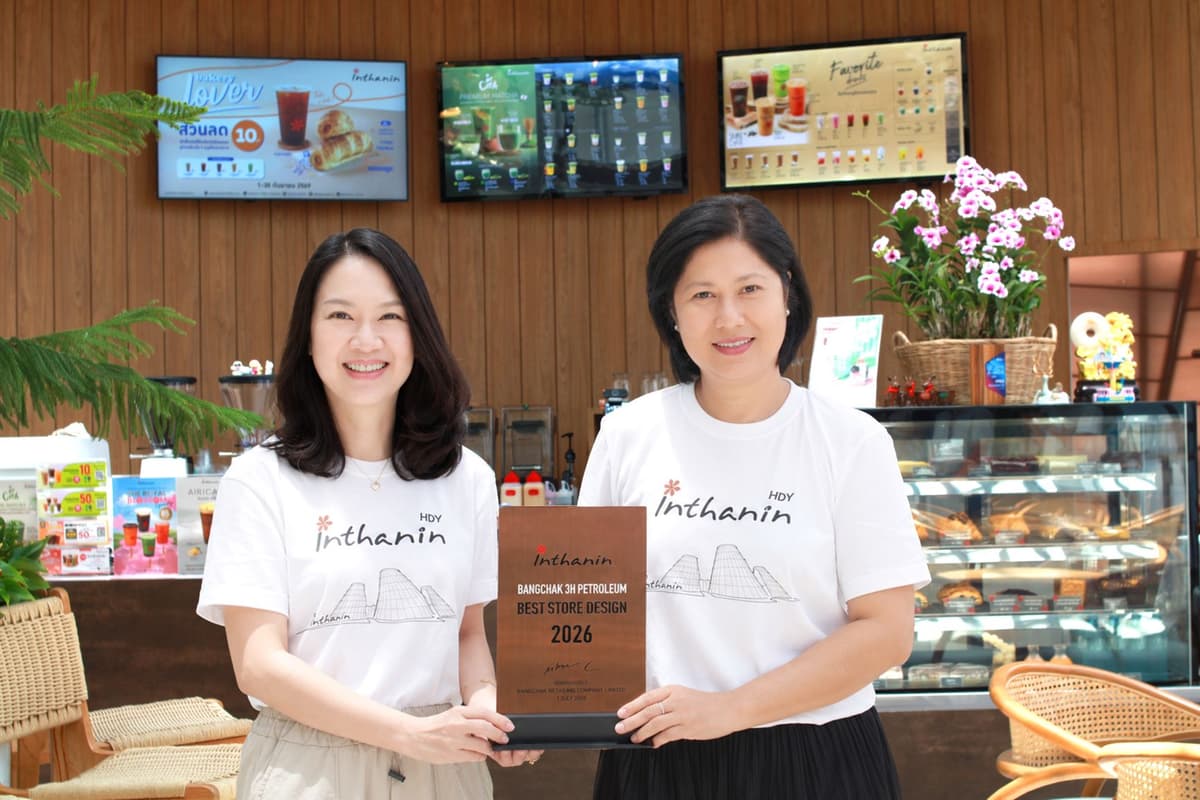 รูปที่ 2 คุณณิภาภรณ์  (ซ้าย) และ คุณอรวรรณ (ขวา) re