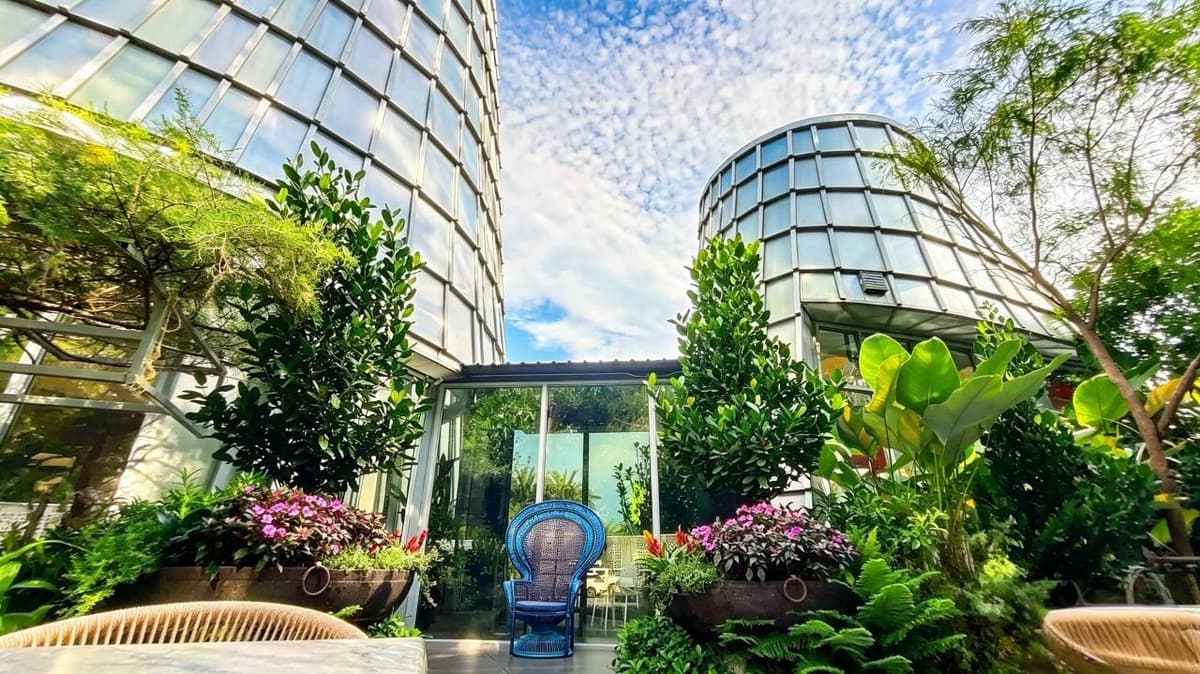 รูปที่ 11 สวนร่มรื่นรอบร้าน (2)