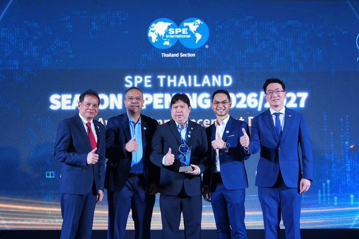 บริษัท เชฟรอนประเทศไทยสำรวจและผลิต จำกัด คว้า 2 รางวัล ด้านนวัตกรรมจากเวที SPE Thailand E&P Awards 2025/2026  โดยโครงการ “นำแท่นหลุมผลิตปิโตรเลียมกลับมาใช้งานใหม่ทั้งโครงสร้าง (Total Wellhead Platform Reuse)” ได้รับรางวัลชนะเลิศ ซึ่งได้รับเกียรติจาก รศ.ยิ่งยศ เขมะโยธิน (ซ้าย) รองประธาน สมาคมวิชาชีพวิศวกรปิโตรเลียม ประเทศไทย และนายอนุพงษ์ ชัยเลิศ (ขวา) เลขานุการ สมาคมวิชาชีพวิศวกรปิโตรเลียม ประเทศไทย เป็นผู้มอบรางวัลแก่ บริษัท เชฟรอนประเทศไทยสำรวจและผลิต จำกัด นำโดย นายนนทิวัฒน์ หุตางกูร (กลาง) ผู้จัดการโครงการติดตั้งและรื้อถอนแท่นหลุมผลิต ณ โรงแรมแลนด์มาร์ค กรุงเทพฯ