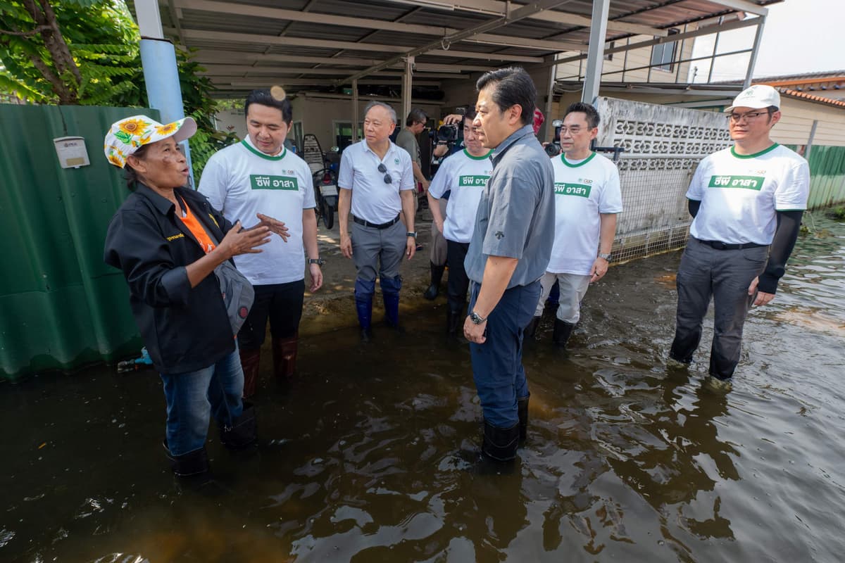 ผู้บริหารเครือซีพีลงพื้นที่ช่วยน้ำท่วม