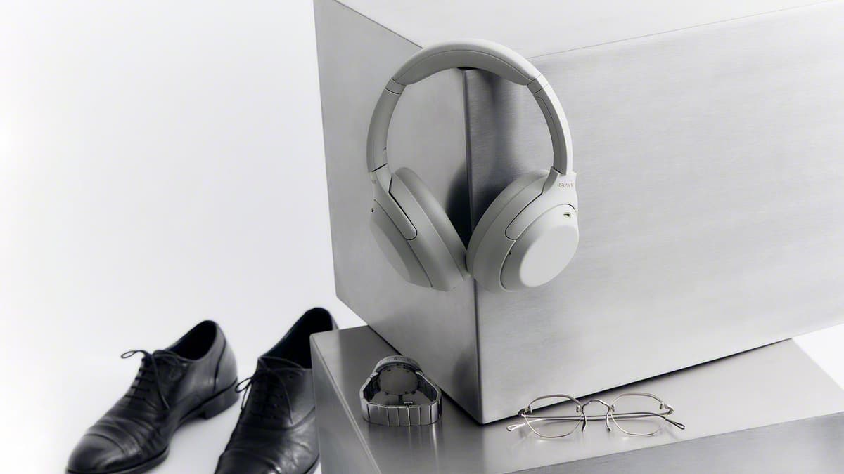 18.Pic_WH-1000XM4C_Platinum_Silver_Male_Fashion