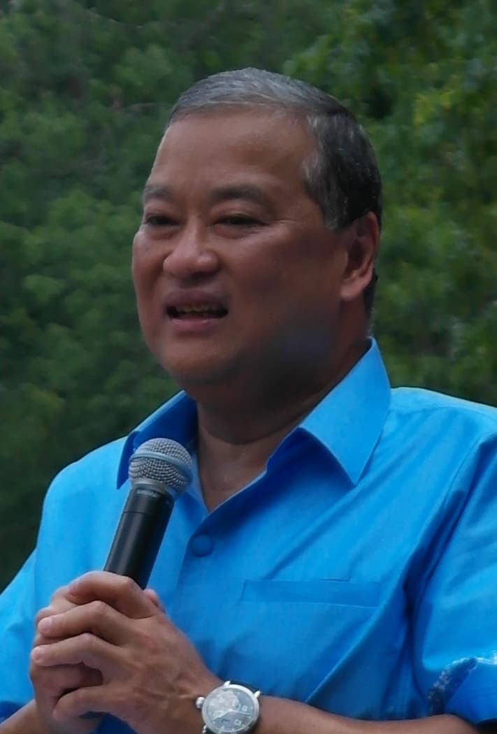 Sukhumbhand_Paribatra_2013_portrait_-_cropped_2