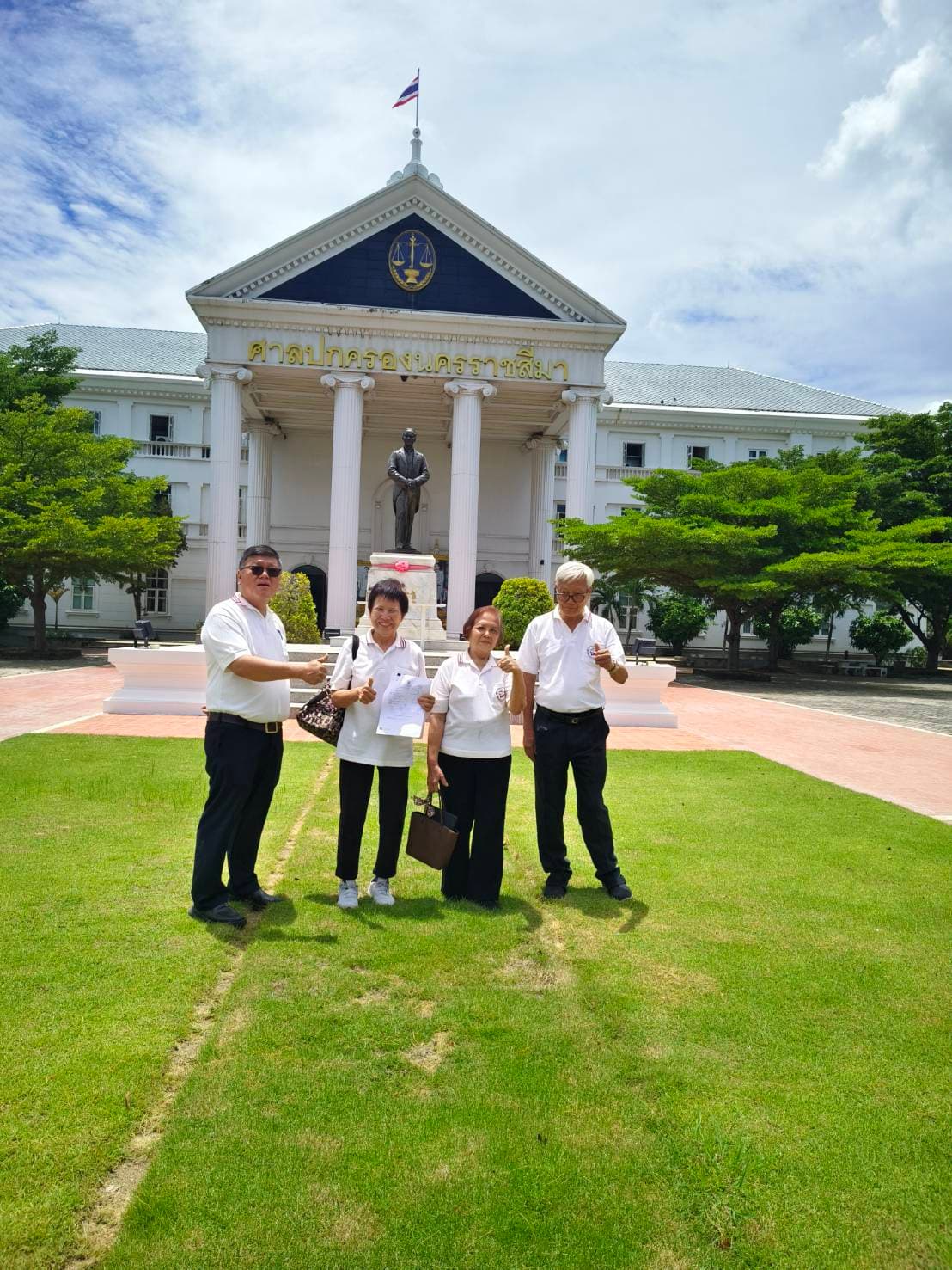 นางสาวพัชรี ตุลาบดี หรือเจ้หลั่น กับชาวบ้านที่รวมตัวสู้คดี