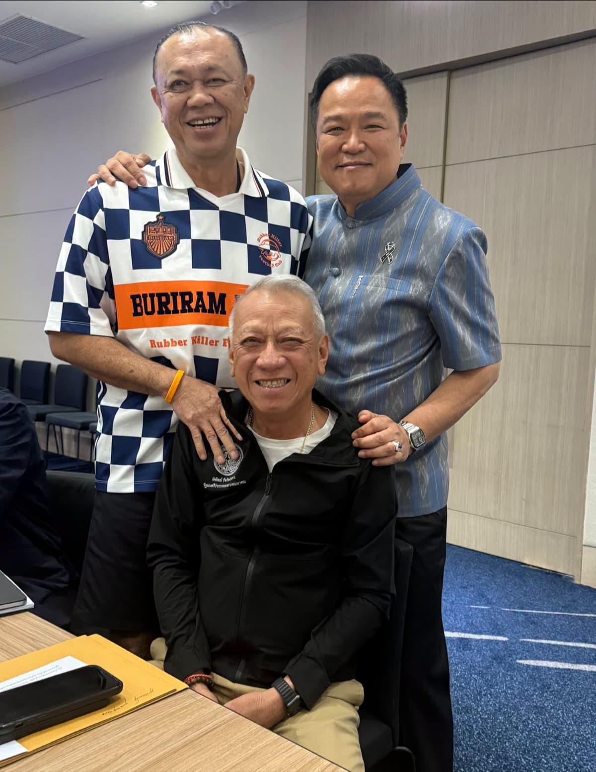 โพสต์ภาพ ‘เนวิน-อนุทิน-พิพัฒน์’ ร่วมเฟรมกอดคอกัน