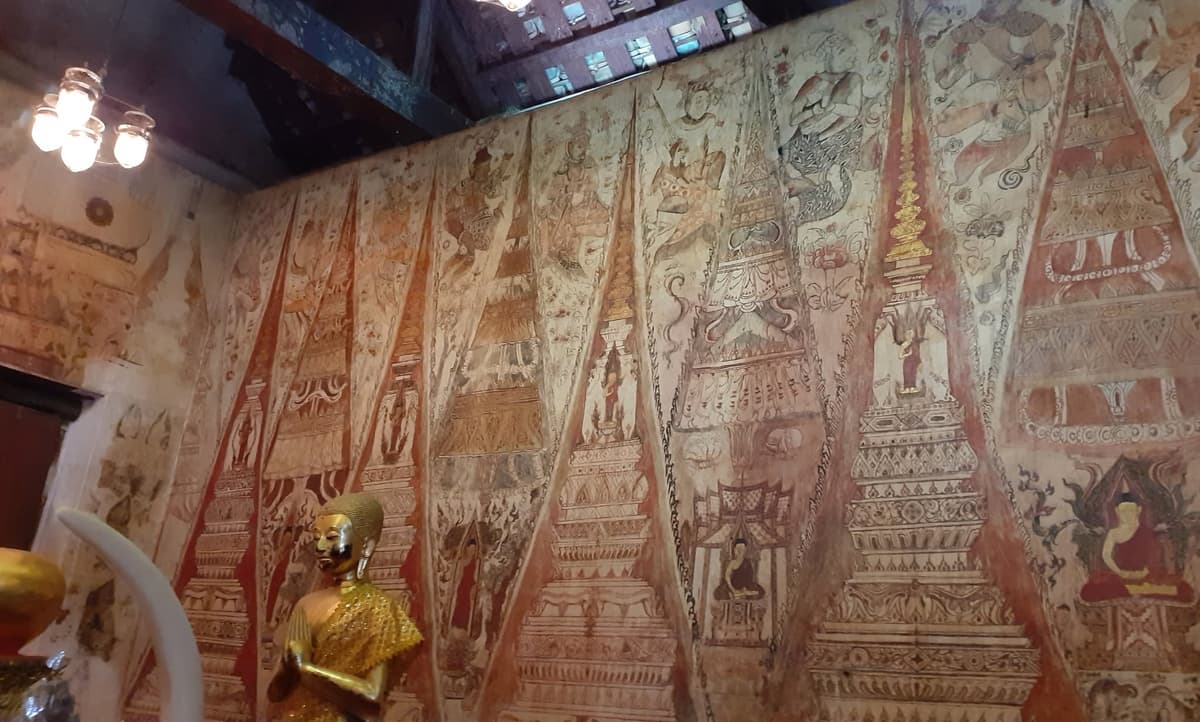 ภาพผนังด้านข้างช่างใช้เจดีย์เหลี่ยมย่อมุมขนาดใหญ่เป็นตัวแบ่งช่องเรื่องราวแทนการใช้เส้นสินเทา