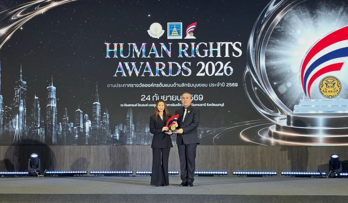 02.ผู้บริหารขึ้นรับมอบรางวัล_0
